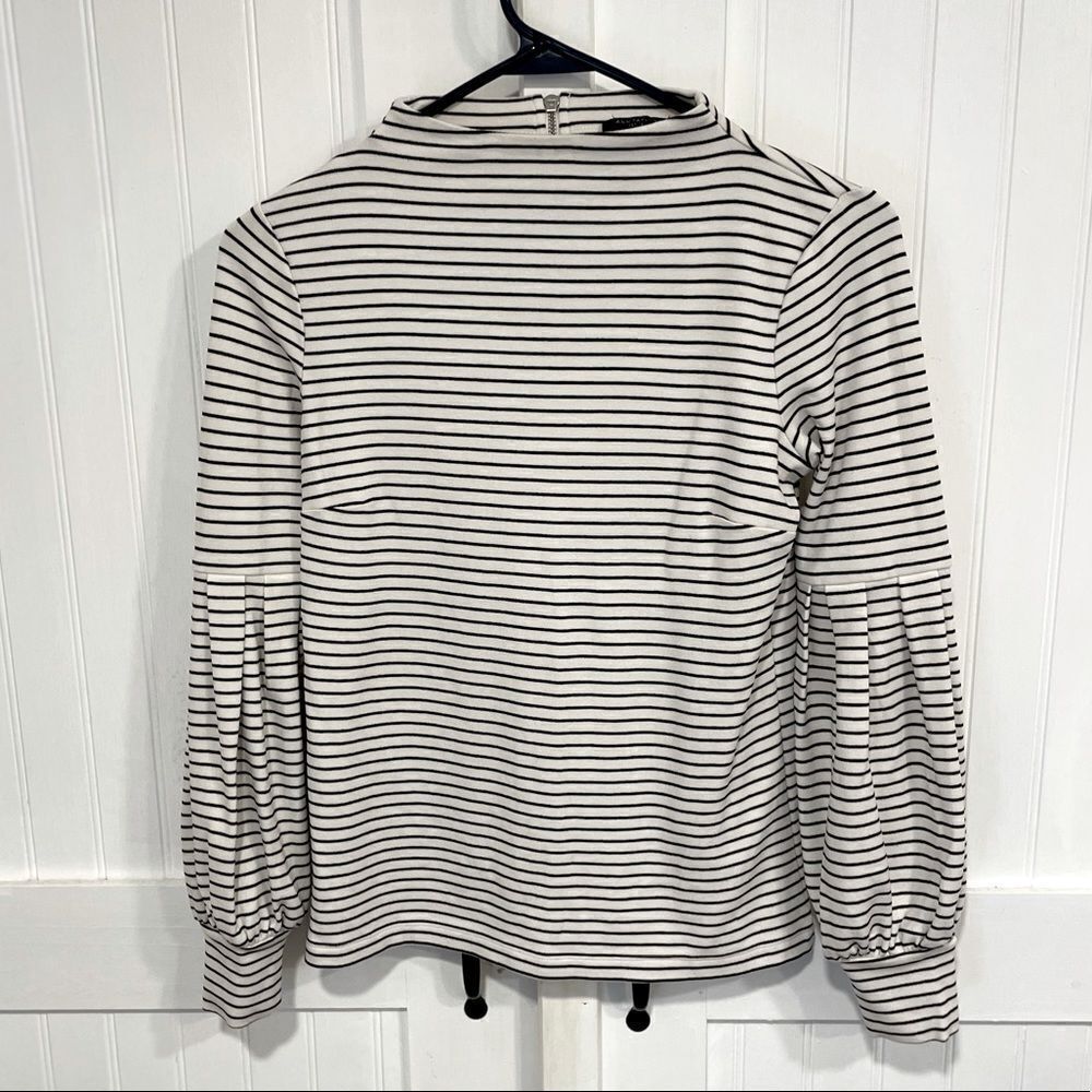 Ann Taylor petites Super sharp Black &  white long sleeve top size XXSP.